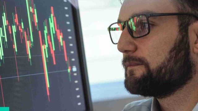Investidor olhando para tela do computador