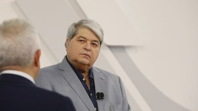 Fotografia do jornalista e apresentador Datena, um homem de cabelos grisalhos usando terno cinza