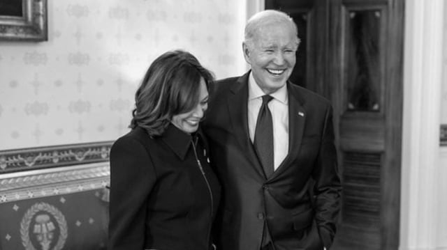 O presidente Joe Biden conversa com a vice-presidente Kamala Harris na Sala Azul da Casa Branca