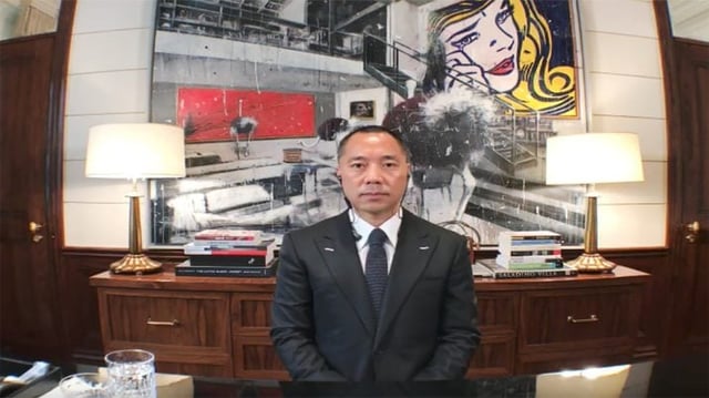 O ex-magnata Miles Guo, também conhecido como Guo Wengui, durante transmissão ao vivo no YouTube