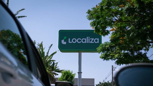 Placa verde da agência Localiza, com o nome e logo da empresa