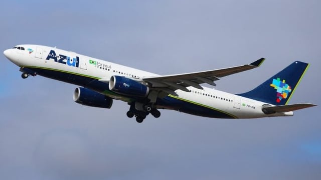 Avião da companhia de aviação Azul voando em céu nublado