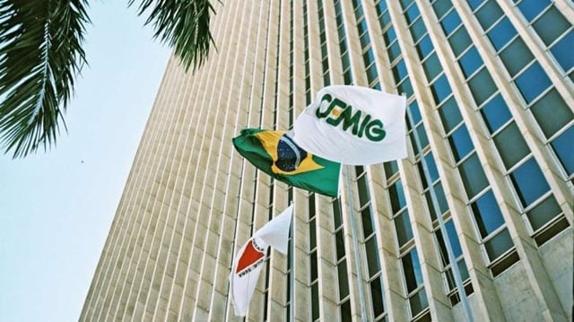 Bandeira de Minas Gerais, do Brasil e da Cemig em prédio