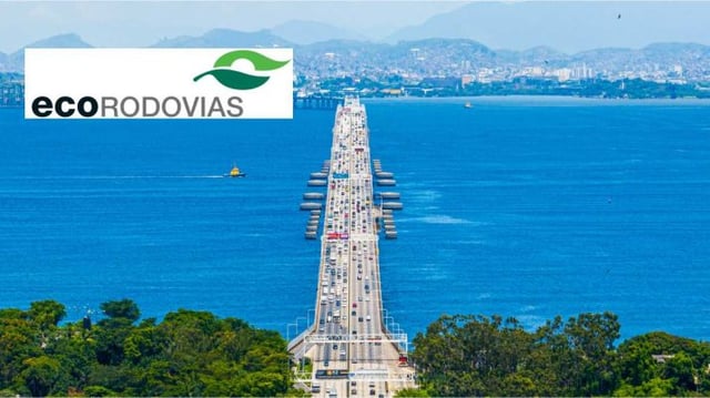 Imagem de ponte que corta um grande mar azul. Nas extremidade superior, há construções e moradias. Na extremidade inferior, há vegetação. Imagem do logo da EcoRodovias com fundo branco, na lateral superior esquerda.