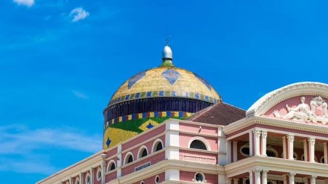 Fotografia mostrando a cúpula do Teatro Amazonas, localizado em Manaus