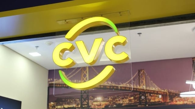 Plano fechado do logo da CVC em fachada de agência