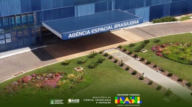 Agência Espacial Brasileira vista de cima, com jardim em frente.