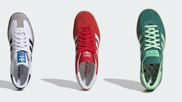 Montagem em fundo branco com três tênis da Adidas posicionados em pé: o primeiro é um Samba branco com listras pretas, o segundo é um Gazelle vermelho com listras brancas e o terceiro é um Spezial verde com listras verdes mais claras