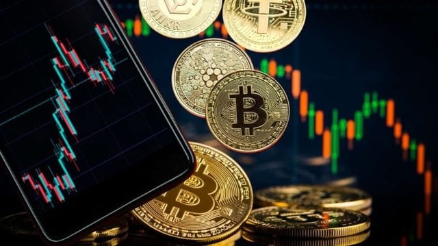 Celular ao lado de Bitcoin