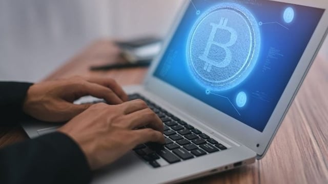 Computador com criptomoeda na tela