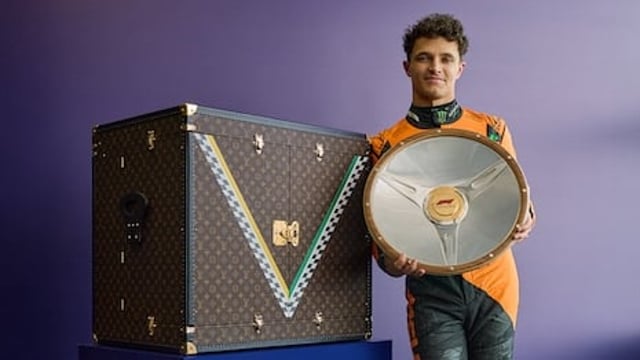 Lando Norris com seu troféu ao lado do Trophy Trunk Louis Vuitton