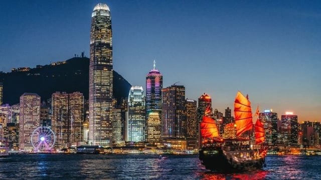 Vista noturna do Porto de Victoria (Victoria Harbour), em Hong Kong