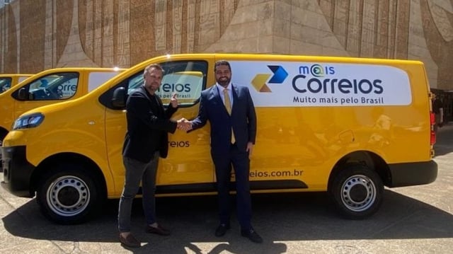 Luiz Pavão, CEO da Infracommerce, e o presidente dos Correios, Fabiano Silva dos Santos, confirmam parceria e apresentam a marca Mais Correios