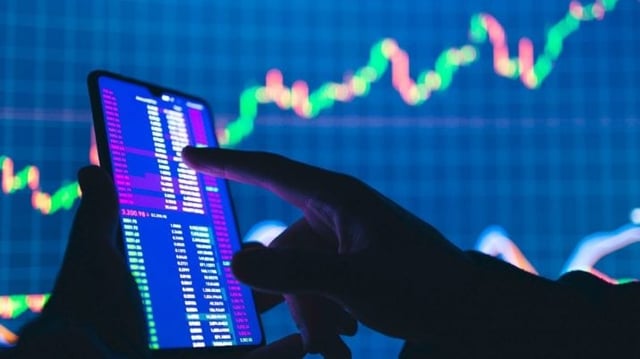 Celular mostrando investimentos