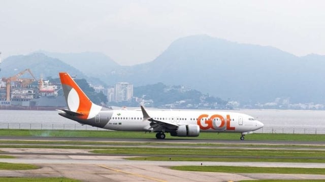 Foto de aeronave da GOL (GOLL4) adesivada com o logo atual da empresa