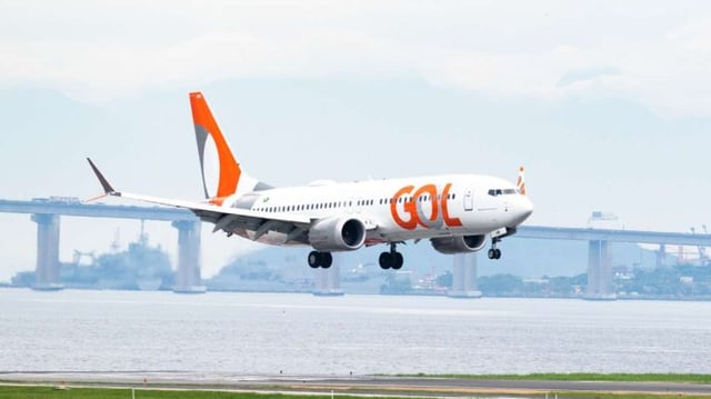 Foto de aeronave da GOL (GOLL4) adesivada com o logo atual da empresa