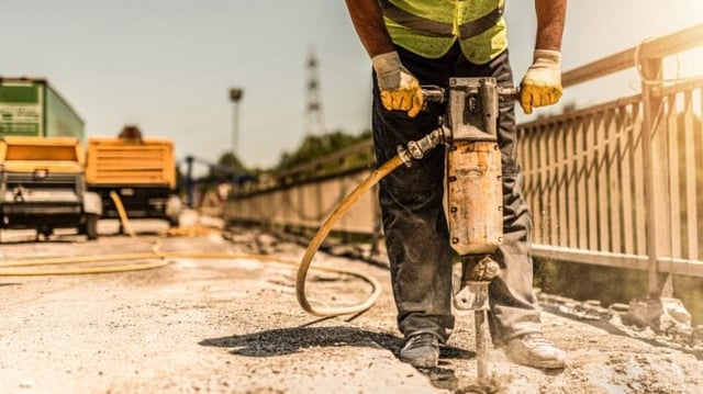Britadeira; construção;conrtutora; obra