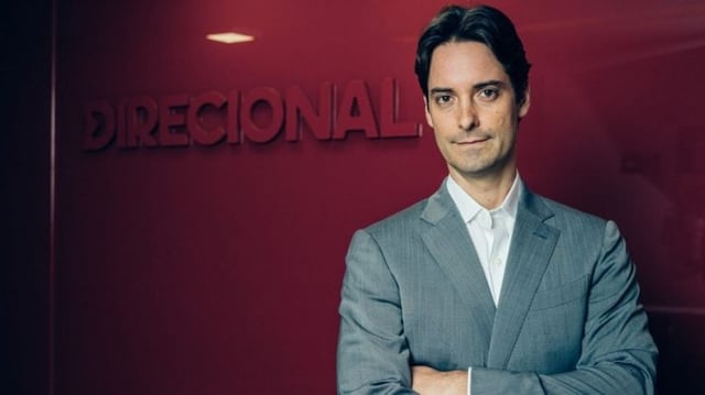 CEO da Direcional, Ricardo Gontijo, diante de uma parede com o logo da direcional