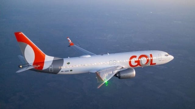 Foto de aeronave da GOL (GOLL4) adesivada com o logo atual da empresa
