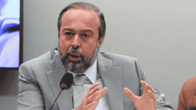 Ministro Alexandre Silveira discursa em evento.