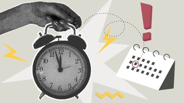 Uma mão segura um despertador tocando, com um calendário ao lado