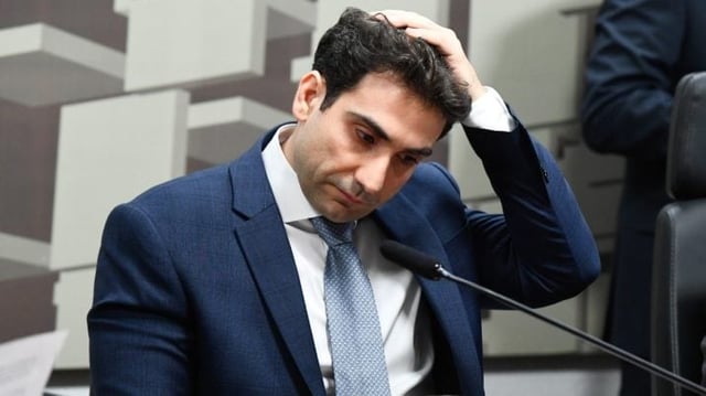 Presidente do Banco Central (BC), Gabriel Galípolo, com a mão na cabeça.