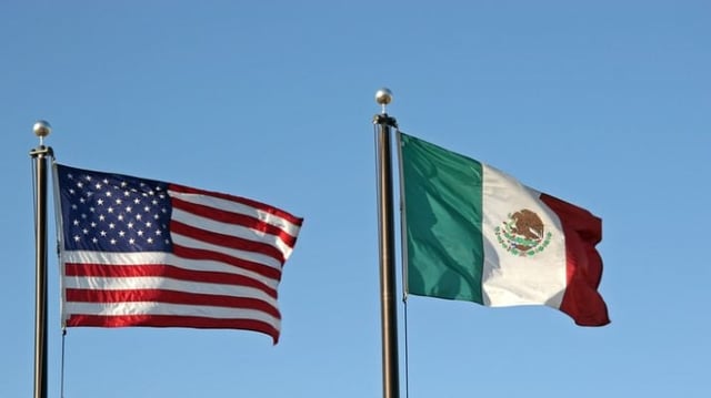 Bandeira dos Estados Unidos e México lado a lado.