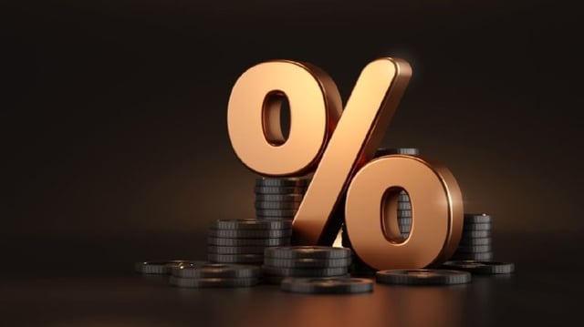 Símbolo de porcentagem sobre moedas representando impostos