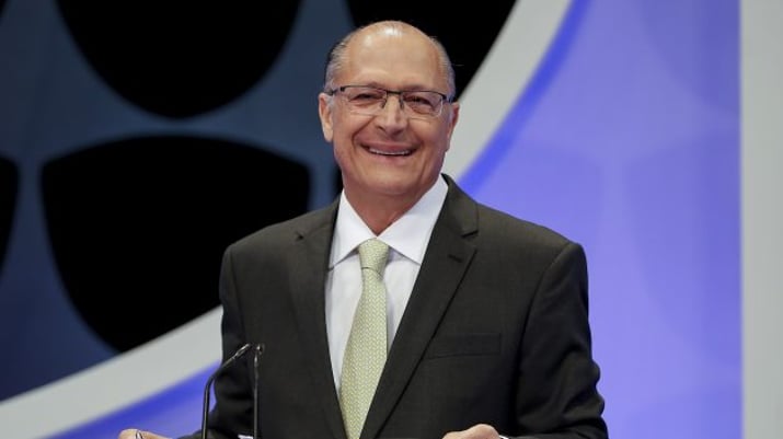 Presidenciável Geraldo Alckmin (PSDB) posa para foto antes de debate do SBT