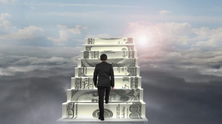 Homem escala nota de dólar no meio das nuvens
