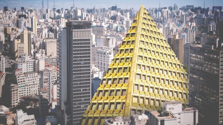 Montagem mostra pirâmide em meio a prédios