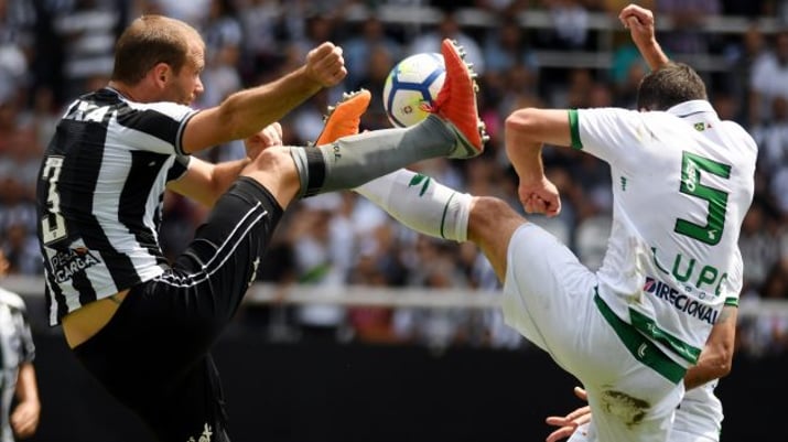 Jogadores do Botafogo e América MG disputam bola dividida