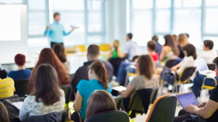 Sala de aula com alunos e professor Ânima Cogna Yduqs