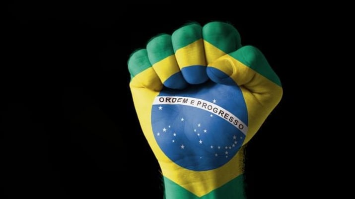 Punho fechado com a bandeira do Brasil