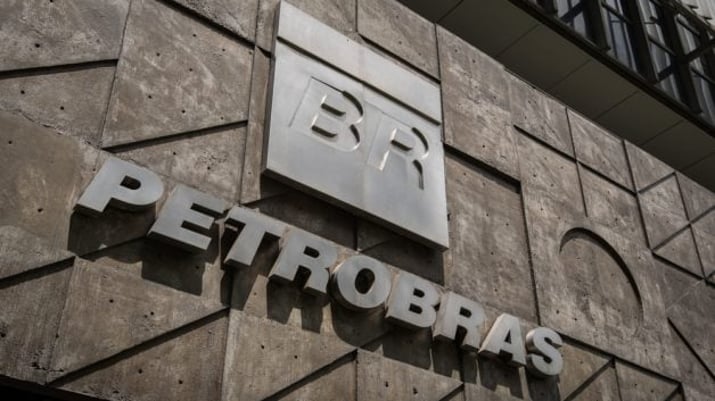 Fachada de prédio da Petrobras, com logo da empresa