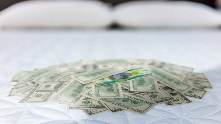 Dólares em cima de colchão