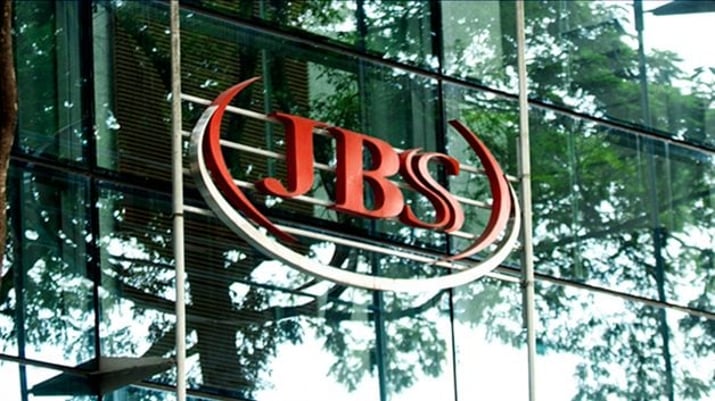 Logo da JBS na parte externa de um prédio