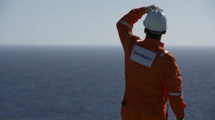 Imagem de homem de costas, usando uniforme da PetroRio (PRIO)