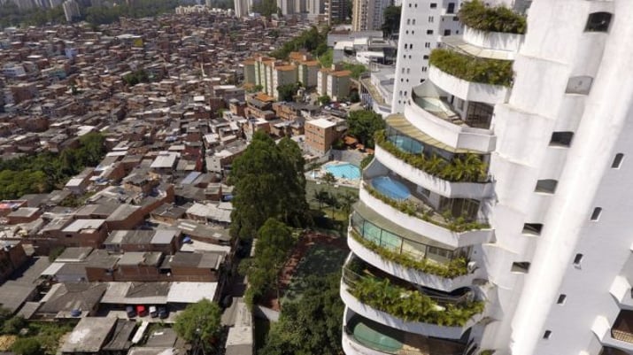 Foto mostra prédio de luxo ao lado da favela de Paraisópolis, em São Paulo