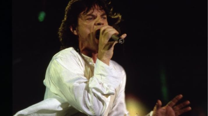 Mick Jagger canta