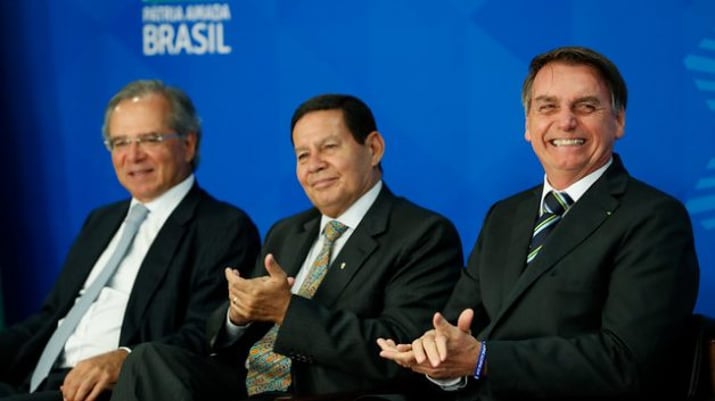 Jair Bolsonaro (direita), Hamilton Mourão e Paulo Guedes, em solenidade de Assinatura da Medida Provisória da Liberdade Econômica