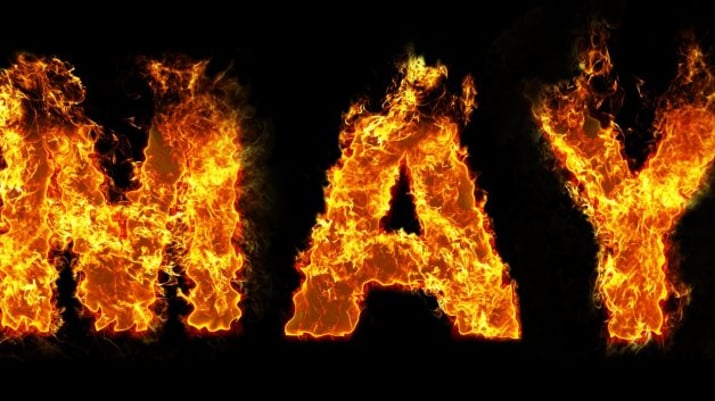 Letras em chamas formam a palavra "maio", em inglês
