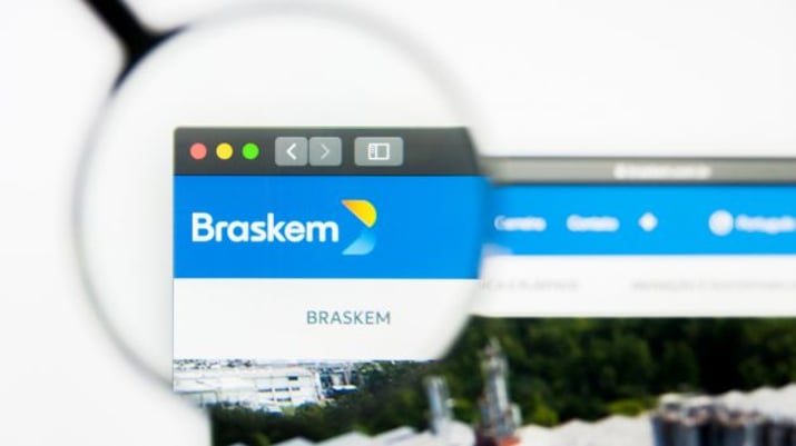 Site da Braskem com lupa apontada para o logotipo da companhia