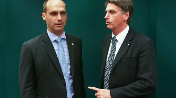 Eduardo Bolsonaro e Jair Bolsonaro conversando