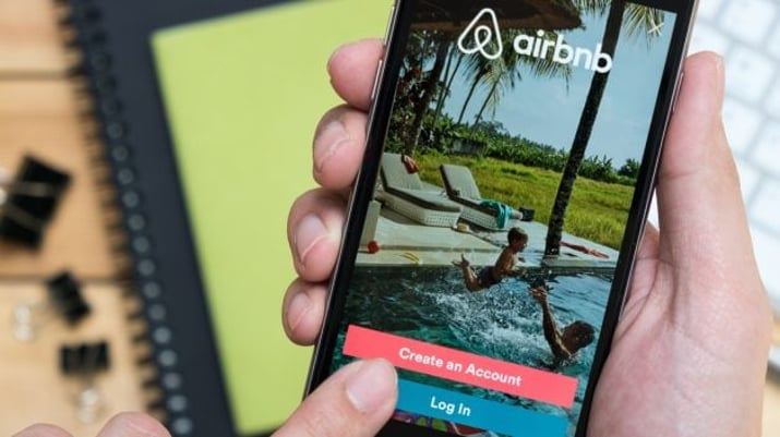 Celular acessa o Airbnb