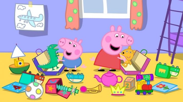 Cena do desenho Peppa Pig, onde a personagem brinca com o irmão.