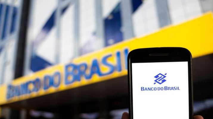 Banco do Brasil com tela de celular em primeiro plano