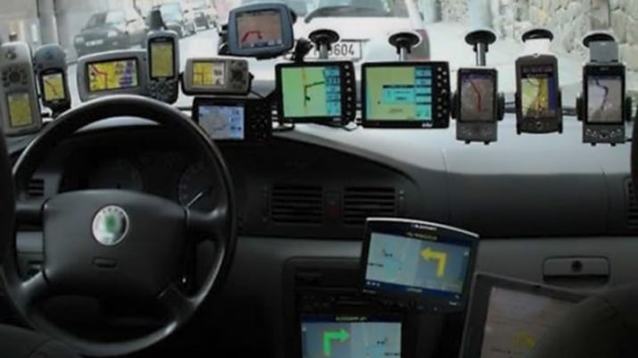 Imagem mostrando o interior de um carro com vários aparelhos de GPS ligados