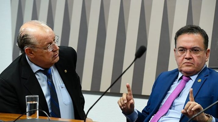 O relator, senador Roberto Rocha (PSDB-MA), deu entrevista coletiva acompanhado do autor da PEC, o ex-deputado Luiz Carlos Hauly, à esquerda