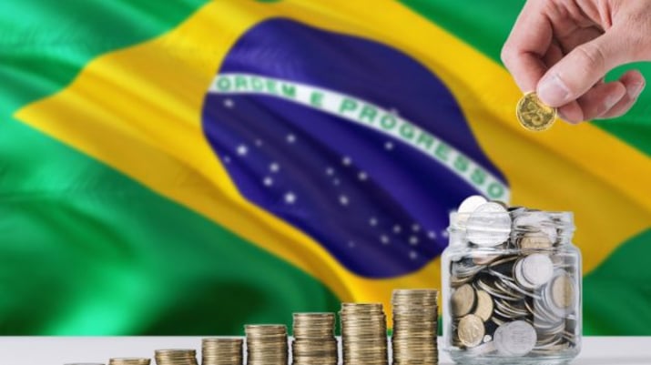 Bandeira do Brasil com dinheiro na frente